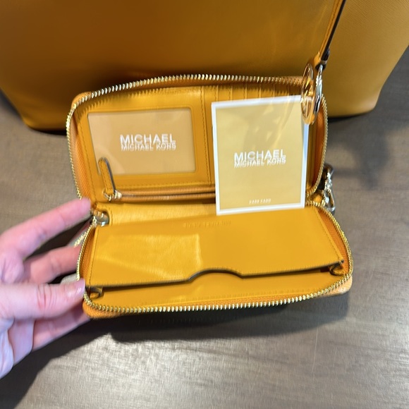 Micheal Kors Tote w/ clutch wallet - Picture 7 of 11